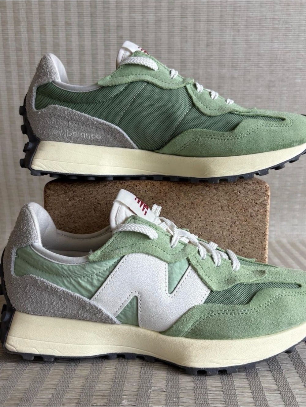 New Balance 327 - Picture 2 of 8